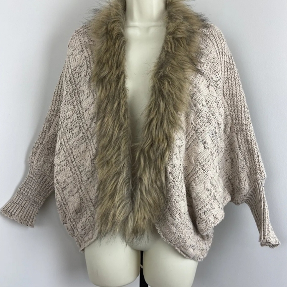 Faux fur trim cableknit cardigan - Picture 1 of 15